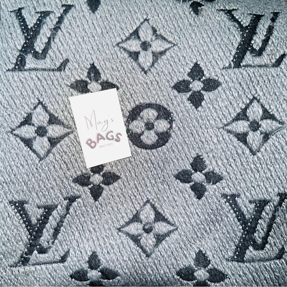 Louis Vuitton: LV Logo Logomania Fringe Scarf (Grey) - Picture 4 of 16